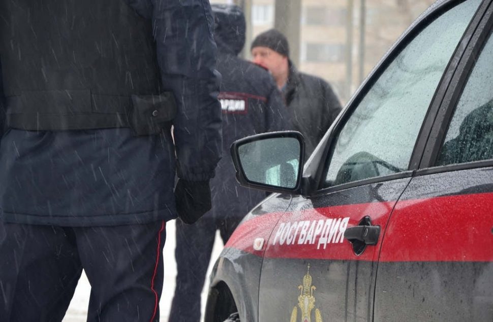 В Архангельске злостный неплательщика алиментов попался сотрудникам Росгвардии